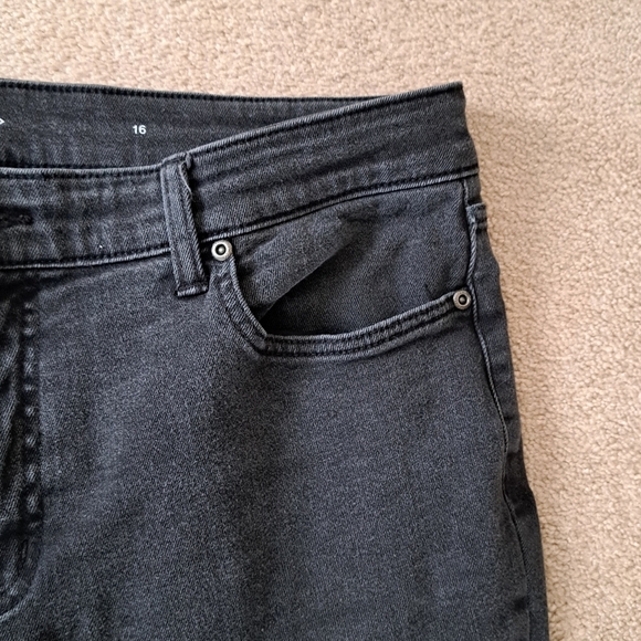 St. John's Bay Jeans Women's 16 Black Wash Straight Leg Stretch Denim - Picture 4 of 9